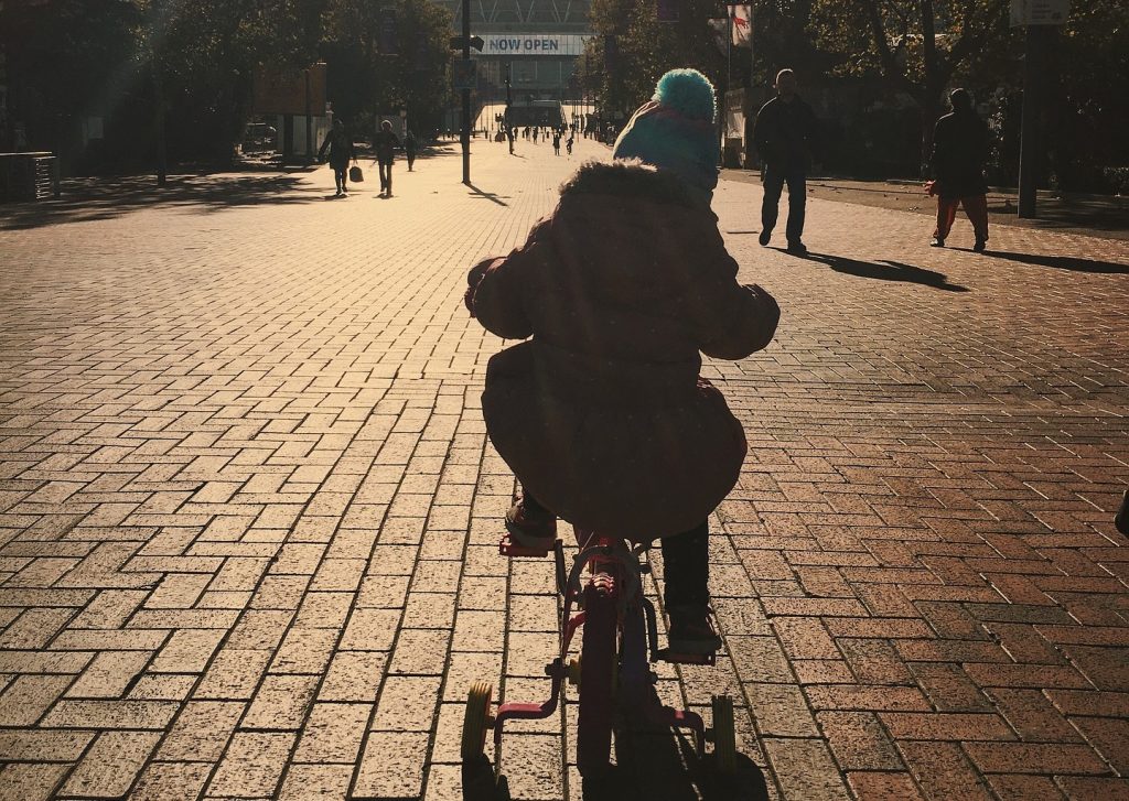 Niño en bicicleta con ruedecitas