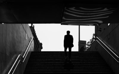 El Lado Oscuro de la Racionalidad: Cómo los Sesgos Inconscientes Moldean las Estrategias de Negocio